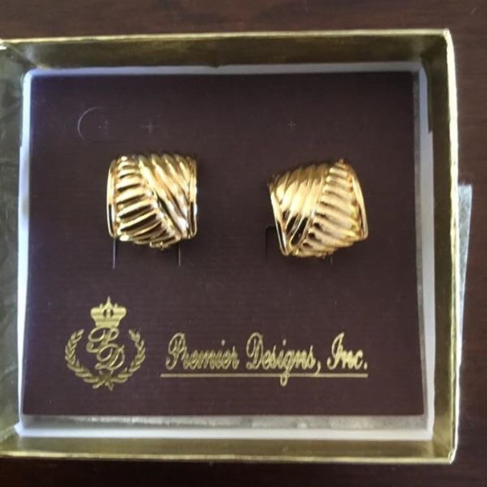 “Fargo” Gold Clip-On (Costume Jewelry)